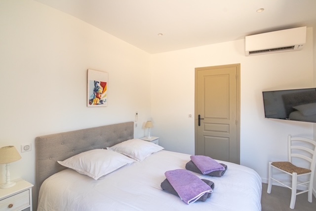 Dominant les plages de Santa Giulia et Palombaggia: BERGERIE RÉNOVÉE VUE MER avec TERRASSE/PERGOLA et PISCINE, DOUBLE CARPORT.