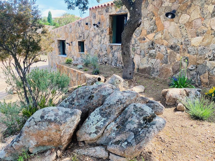 Dominant les plages de Santa Giulia et Palombaggia: BERGERIE RÉNOVÉE VUE MER entièrement meublée et équipée avec TERRASSE/PERGOLA et PISCINE, DOUBLE CARPORT.