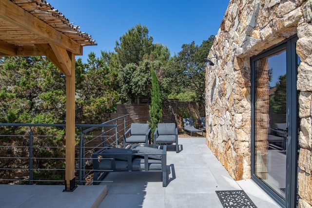 Dominant les plages de Santa Giulia et Palombaggia: BERGERIE RÉNOVÉE VUE MER entièrement meublée et équipée avec TERRASSE/PERGOLA et PISCINE, DOUBLE CARPORT.