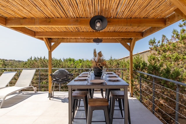 Dominant les plages de Santa Giulia et Palombaggia: BERGERIE RÉNOVÉE VUE MER entièrement meublée et équipée avec TERRASSE/PERGOLA et PISCINE, DOUBLE CARPORT.