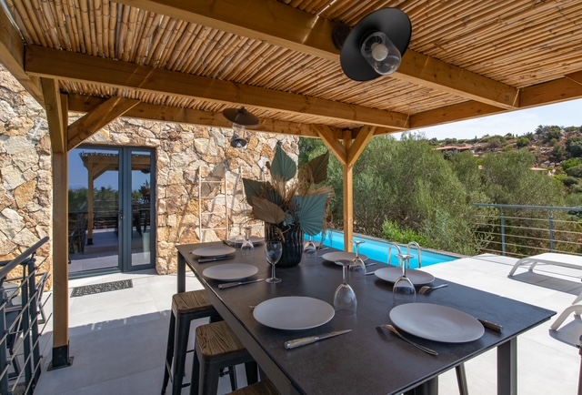 Dominant les plages de Santa Giulia et Palombaggia: BERGERIE RÉNOVÉE VUE MER entièrement meublée et équipée avec TERRASSE/PERGOLA et PISCINE, DOUBLE CARPORT.