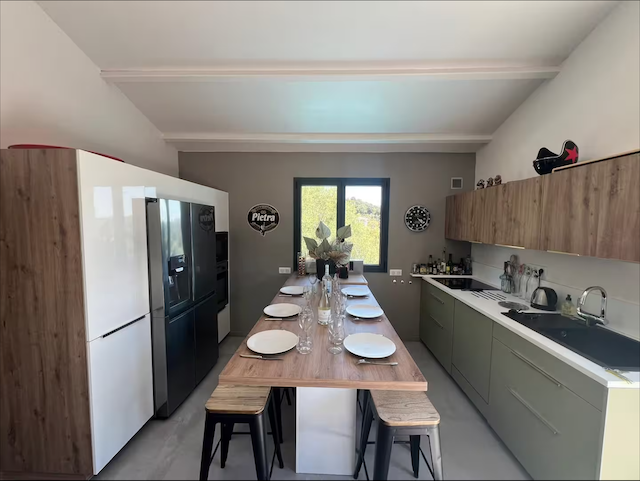 Dominant les plages de Santa Giulia et Palombaggia: BERGERIE RÉNOVÉE VUE MER entièrement meublée et équipée avec TERRASSE/PERGOLA et PISCINE, DOUBLE CARPORT.