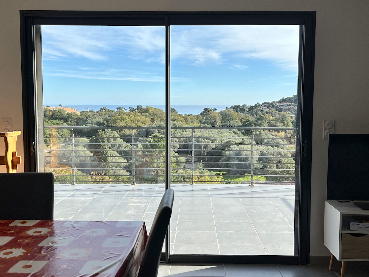 Tarco: A 300m. de la plage à pied, VILLA RÉCENTE T-4 TRÈS BELLE VUE MER ET MONTAGNE, studio en rez-de jardin, PISCINABLE.