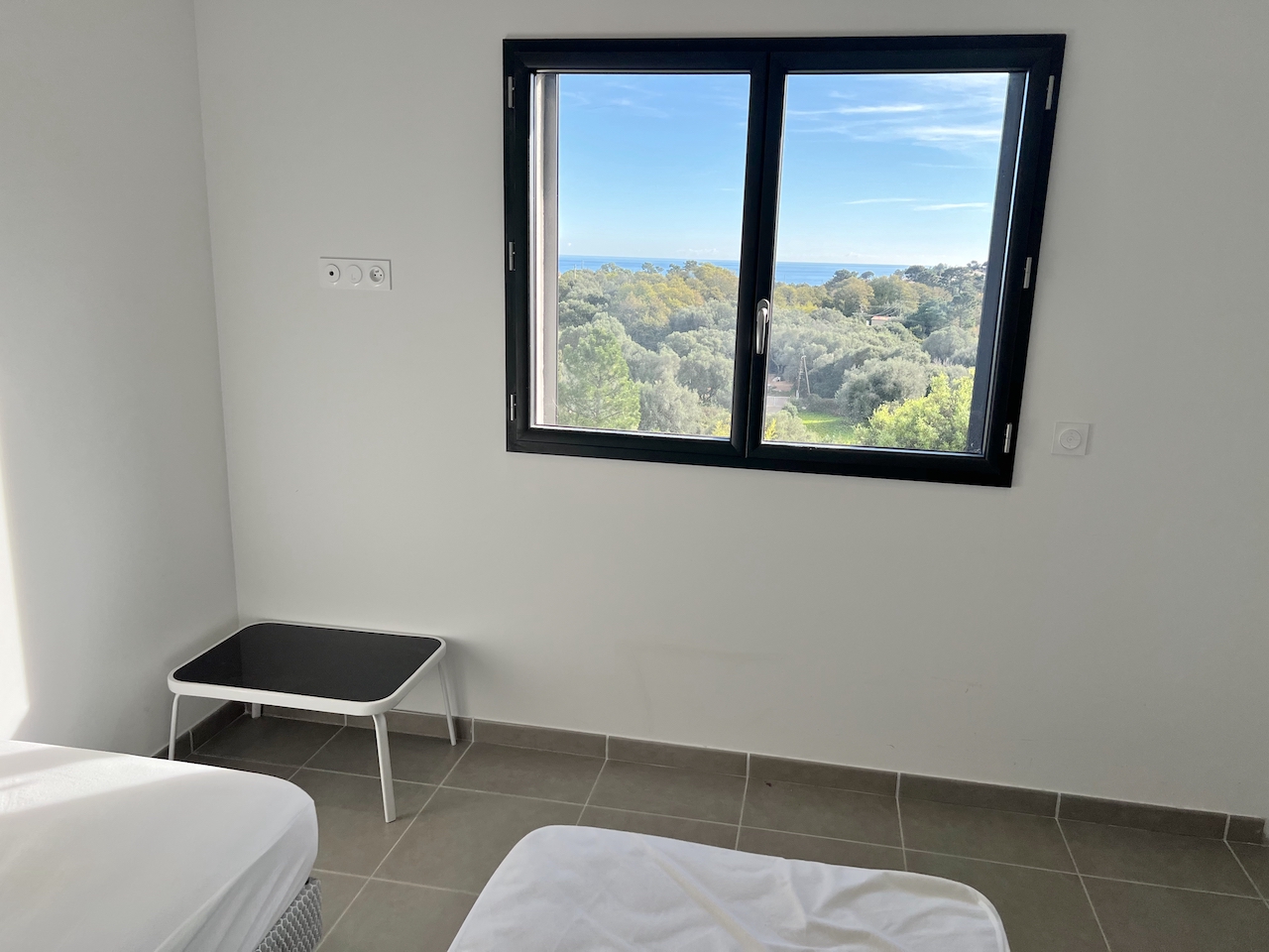 Tarco: A 300m. de la plage à pied, VILLA RÉCENTE T-4 TRÈS BELLE VUE MER ET MONTAGNE, studio en rez-de jardin, PISCINABLE.