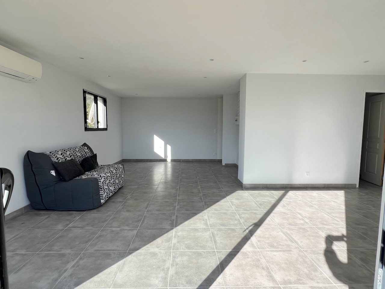 Tarco: A 300m. de la plage à pied, VILLA RÉCENTE T-4 TRÈS BELLE VUE MER ET MONTAGNE, studio en rez-de jardin, PISCINABLE.