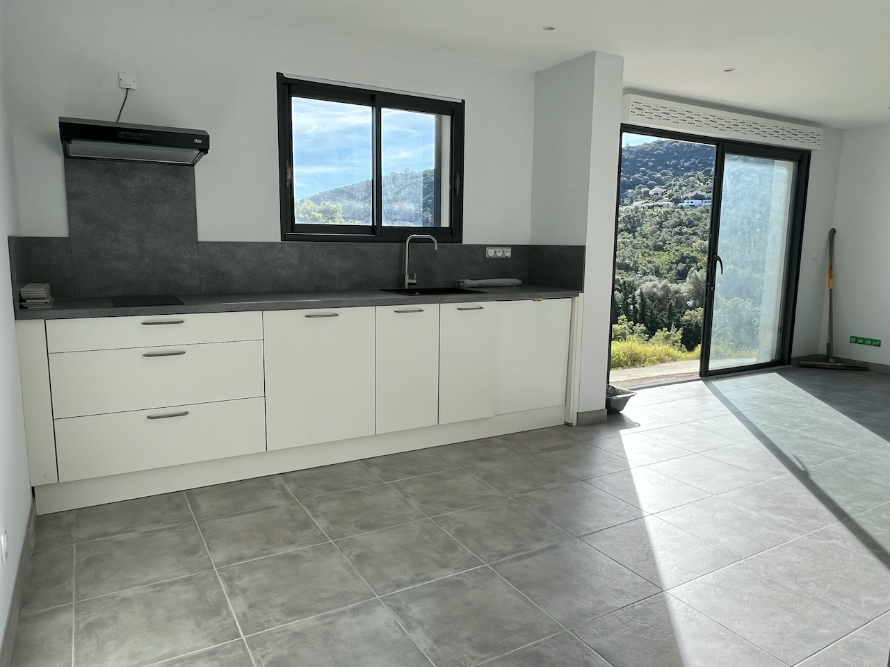 Tarco: A 300m. de la plage à pied, VILLA RÉCENTE T-4 TRÈS BELLE VUE MER ET MONTAGNE, studio en rez-de jardin, PISCINABLE.