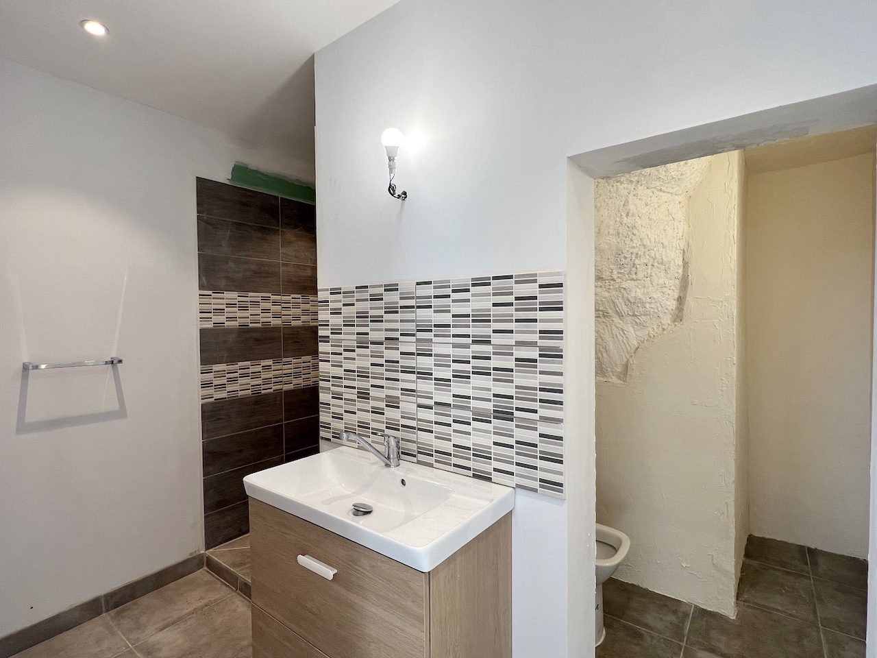 Tarco: A 300m. de la plage à pied, VILLA RÉCENTE T-4 TRÈS BELLE VUE MER ET MONTAGNE, studio en rez-de jardin, PISCINABLE.