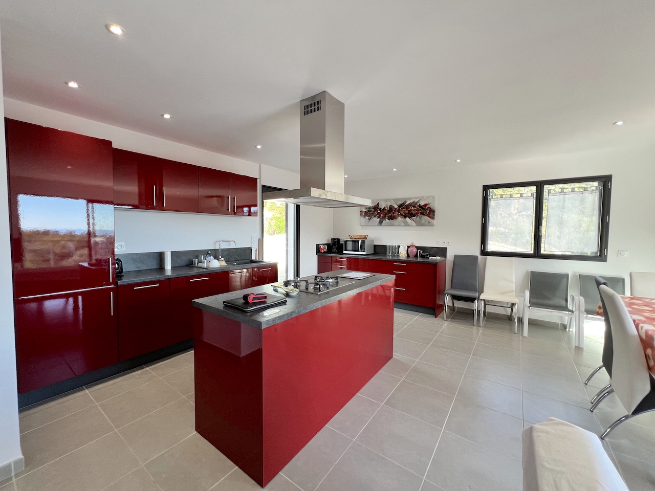 Tarco: A 300m. de la plage à pied, VILLA RÉCENTE T-4 TRÈS BELLE VUE MER ET MONTAGNE, studio en rez-de jardin, PISCINABLE.