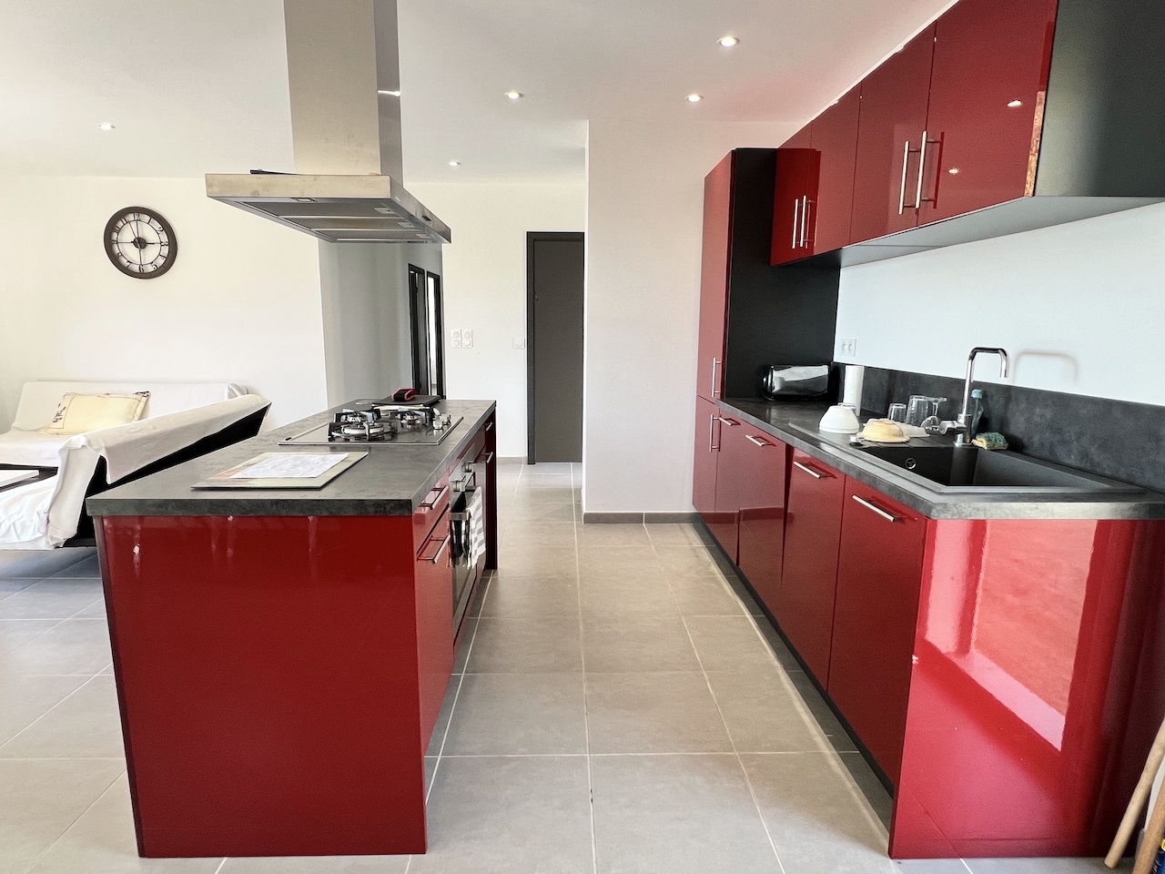 Tarco: A 300m. de la plage à pied, VILLA RÉCENTE T-4 TRÈS BELLE VUE MER ET MONTAGNE, studio en rez-de jardin, PISCINABLE.