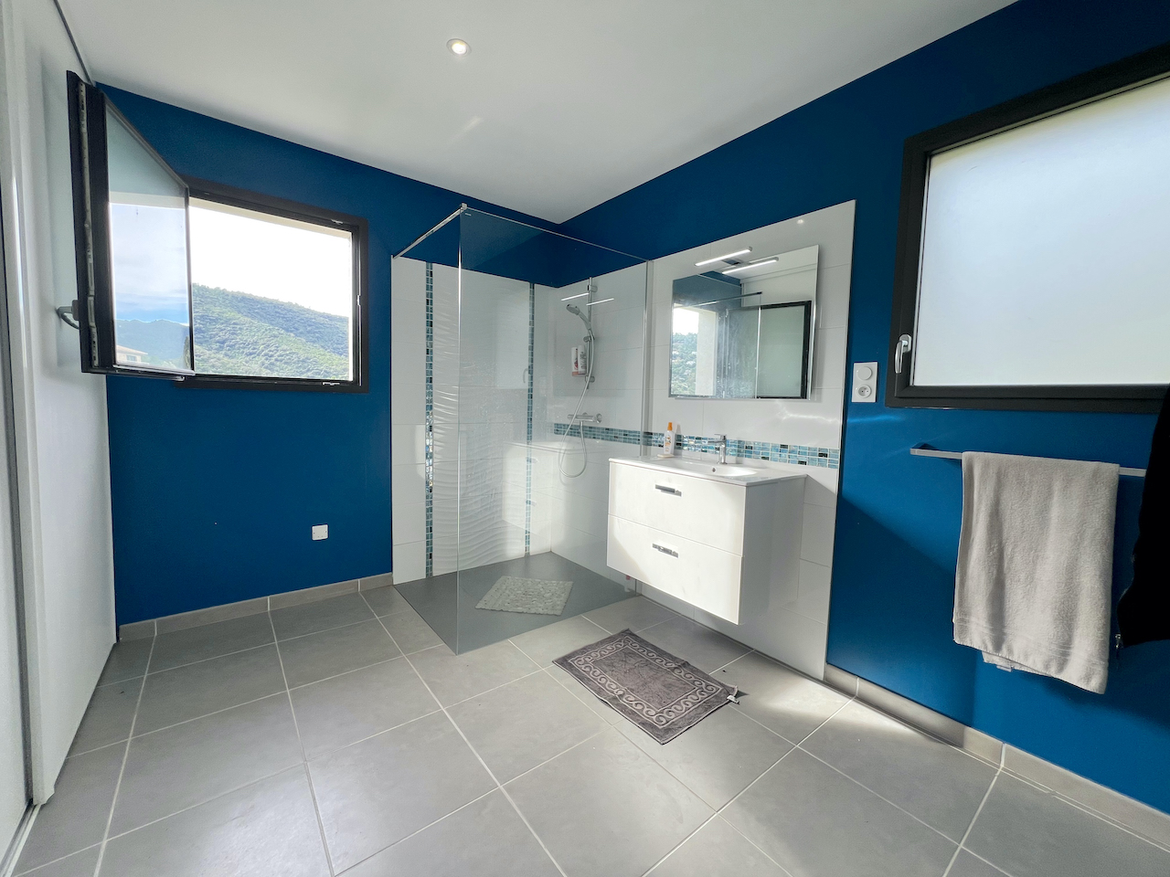 Tarco: A 300m. de la plage à pied, VILLA RÉCENTE T-4 TRÈS BELLE VUE MER ET MONTAGNE, studio en rez-de jardin, PISCINABLE.