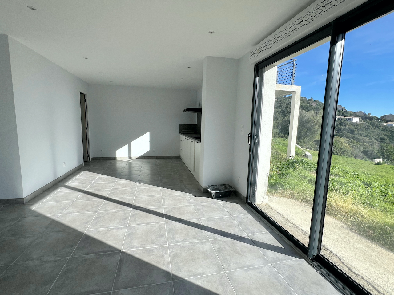 Tarco: A 300m. de la plage à pied, VILLA RÉCENTE T-4 TRÈS BELLE VUE MER ET MONTAGNE, studio en rez-de jardin, PISCINABLE.