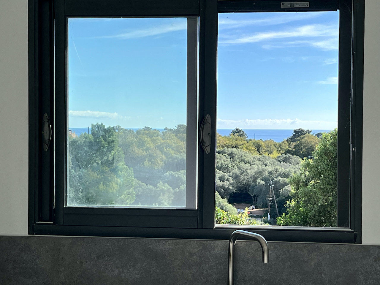 Tarco: A 300m. de la plage à pied, VILLA RÉCENTE T-4 TRÈS BELLE VUE MER ET MONTAGNE, studio en rez-de jardin, PISCINABLE.