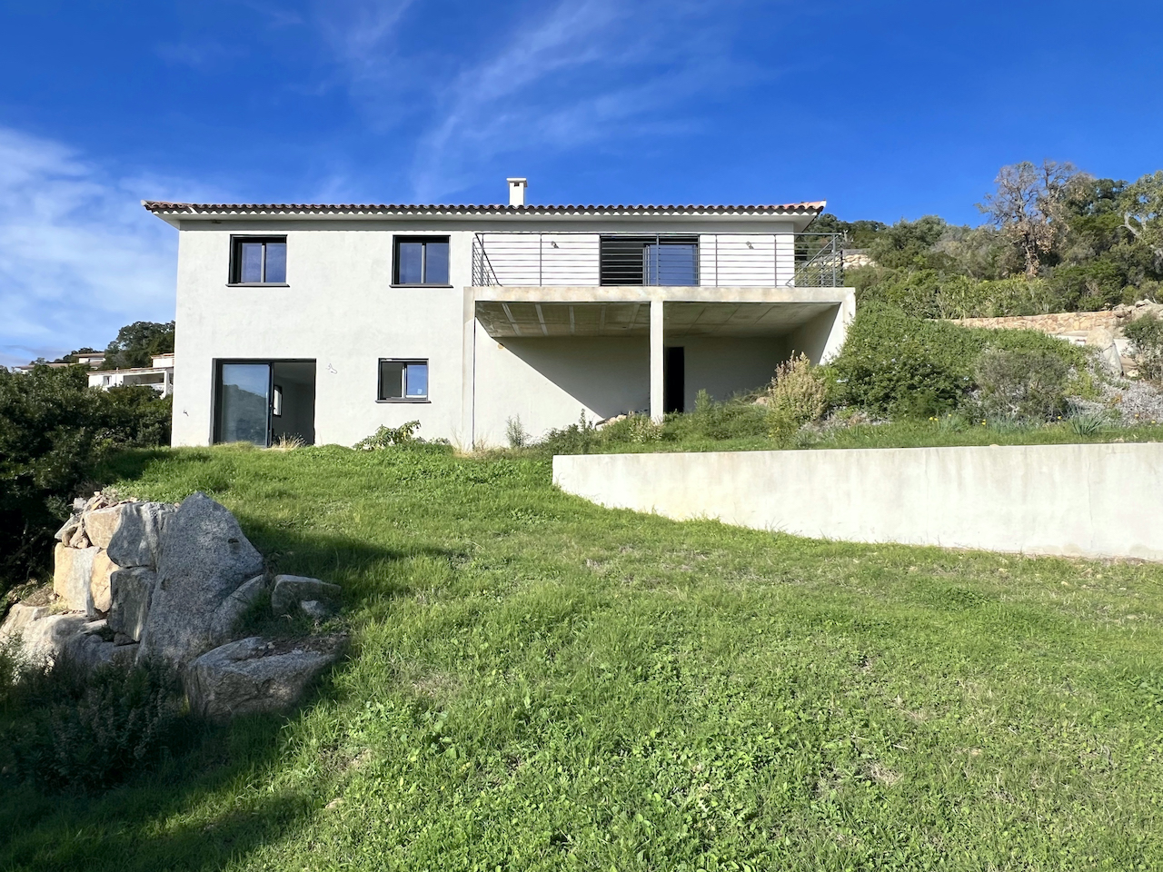 Tarco: A 300m. de la plage à pied, VILLA RÉCENTE T-4 TRÈS BELLE VUE MER ET MONTAGNE, studio en rez-de jardin, PISCINABLE.