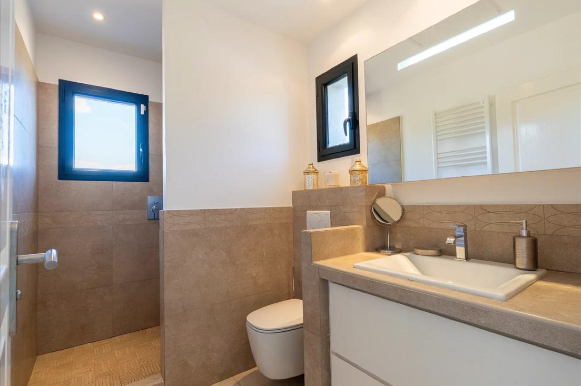 Marina di Fiori, à moins de 500m. de la plage: Villa T-6 avec PISCINE 12X4, JACUZZI et POOL-HOUSE/SALLE DE SPORT.