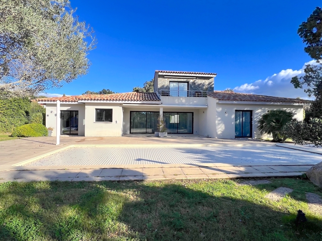 Marina di Fiori, à moins de 500m. de la plage: Villa T-6 avec PISCINE 12X4, JACUZZI et POOL-HOUSE/SALLE DE SPORT.