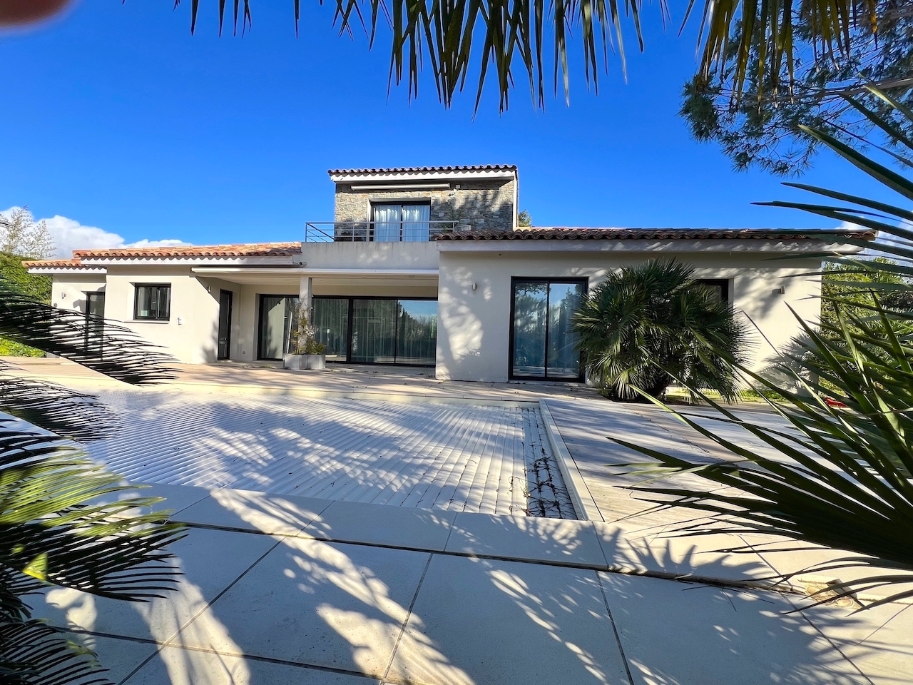 Marina di Fiori, à moins de 500m. de la plage: Villa T-6 avec PISCINE 12X4, JACUZZI et POOL-HOUSE/SALLE DE SPORT.