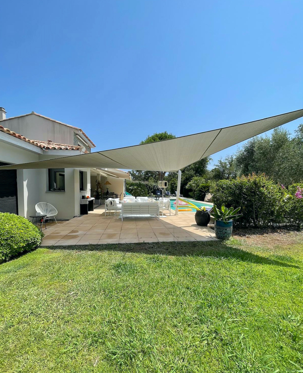 Marina di Fiori, à moins de 500m. de la plage: Villa T-6 avec PISCINE 12X4, JACUZZI et POOL-HOUSE/SALLE DE SPORT.