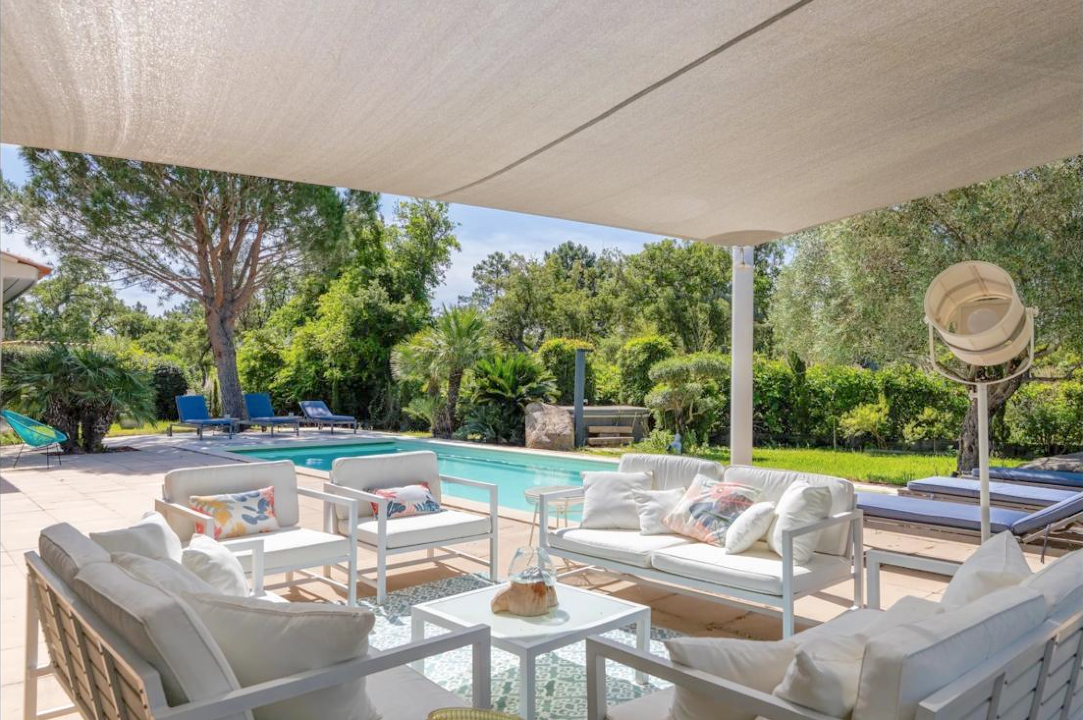 Marina di Fiori, à moins de 500m. de la plage: Villa T-6 avec PISCINE 12X4, JACUZZI et POOL-HOUSE/SALLE DE SPORT.