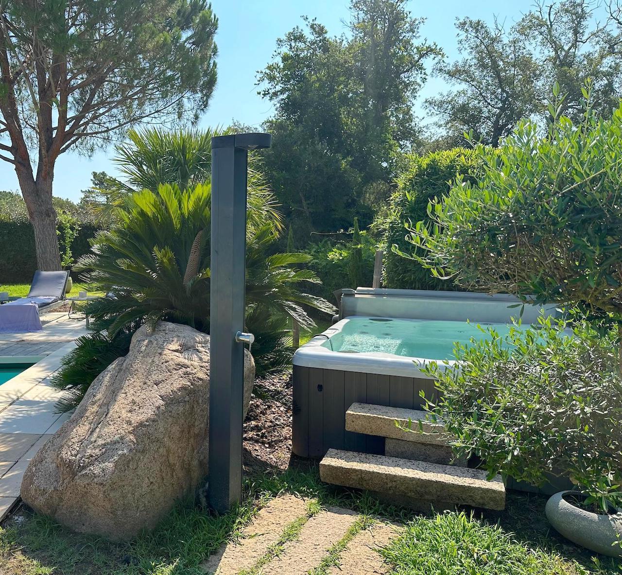 Marina di Fiori, à moins de 500m. de la plage: Villa T-6 avec PISCINE 12X4, JACUZZI et POOL-HOUSE/SALLE DE SPORT.