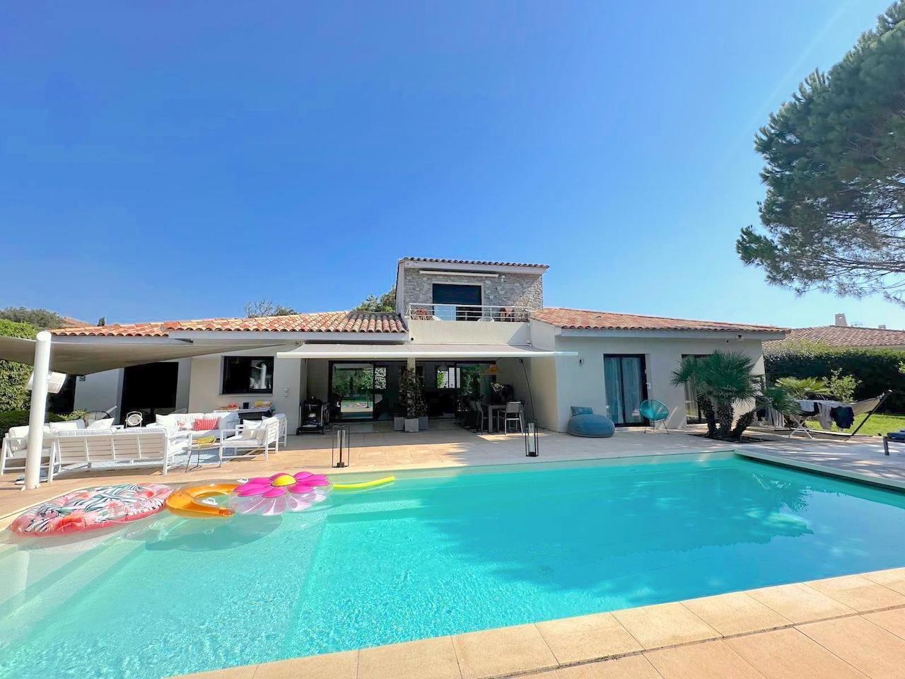 Marina di Fiori, à moins de 500m. de la plage: Villa T-6 avec PISCINE 12X4, JACUZZI et POOL-HOUSE/SALLE DE SPORT.