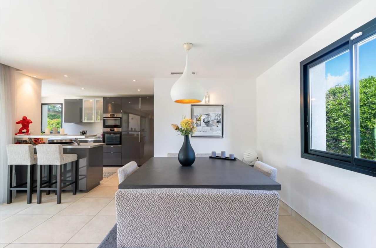 Marina di Fiori, à moins de 500m. de la plage: Villa T-6 avec PISCINE 12X4, JACUZZI et POOL-HOUSE/SALLE DE SPORT.