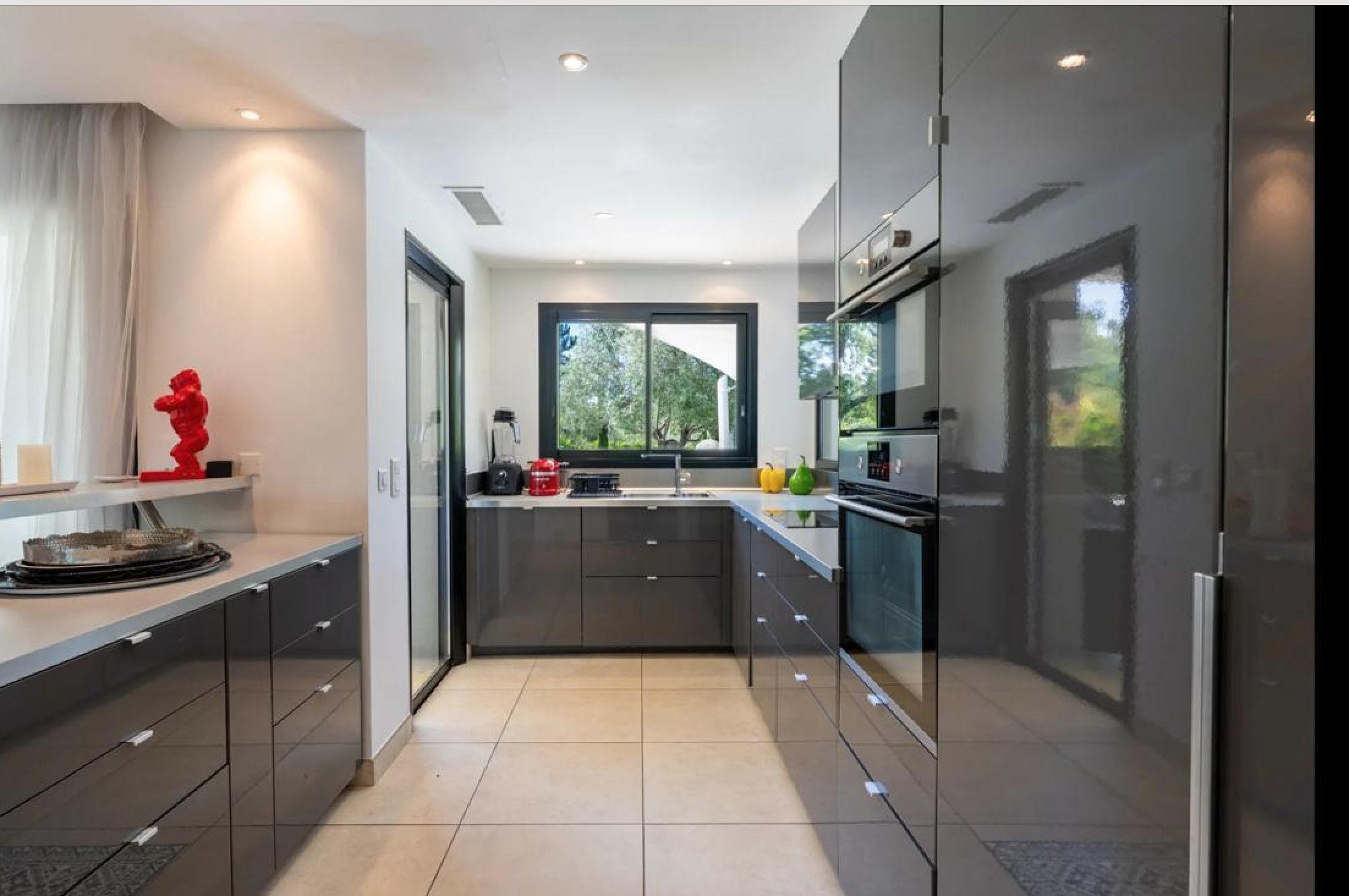 Marina di Fiori, à moins de 500m. de la plage: Villa T-6 avec PISCINE 12X4, JACUZZI et POOL-HOUSE/SALLE DE SPORT.