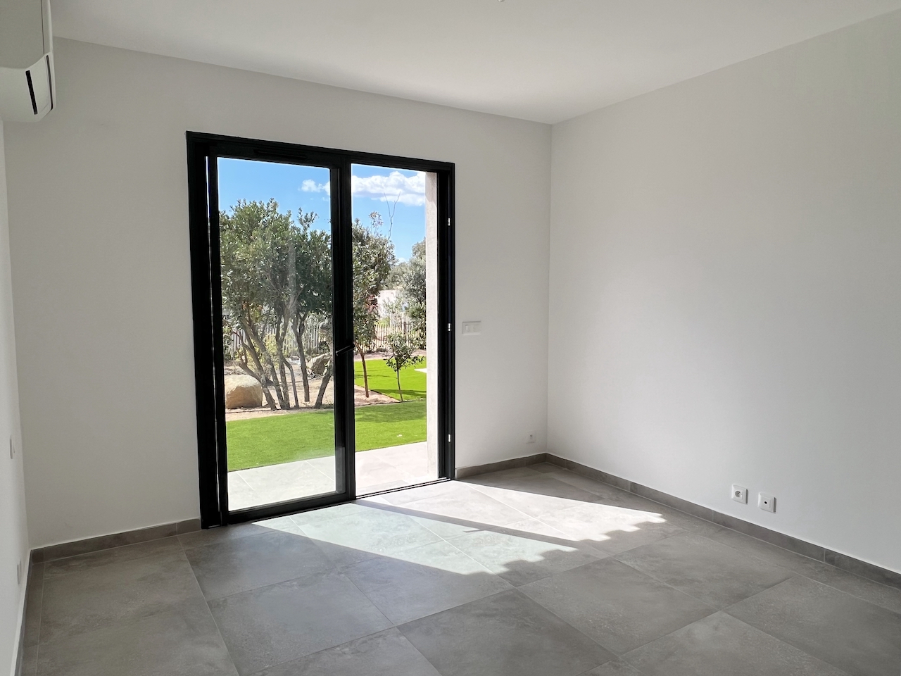 Ste Lucie de porto-Vecchio, à moins de 2 min. de la plage de Fautéa: VILLA T-4 NEUVE avec NIVEAU GARAGE + PISCINE 8x4 sur terrain clos et aménagé.