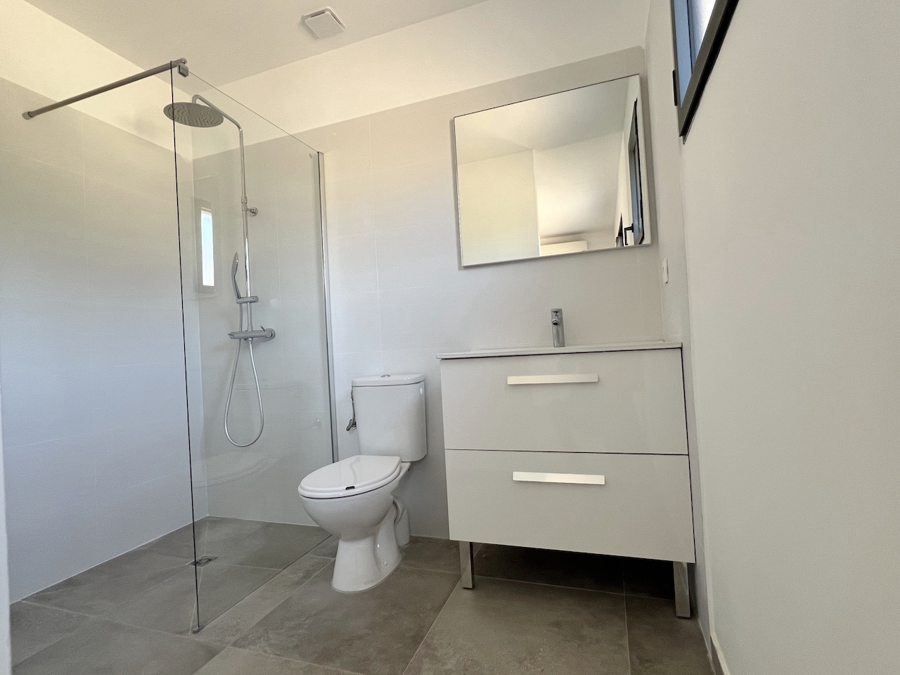 Ste Lucie de porto-Vecchio, à moins de 2 min. de la plage de Fautéa: VILLA T-4 NEUVE avec NIVEAU GARAGE + PISCINE 8x4 sur terrain clos et aménagé.