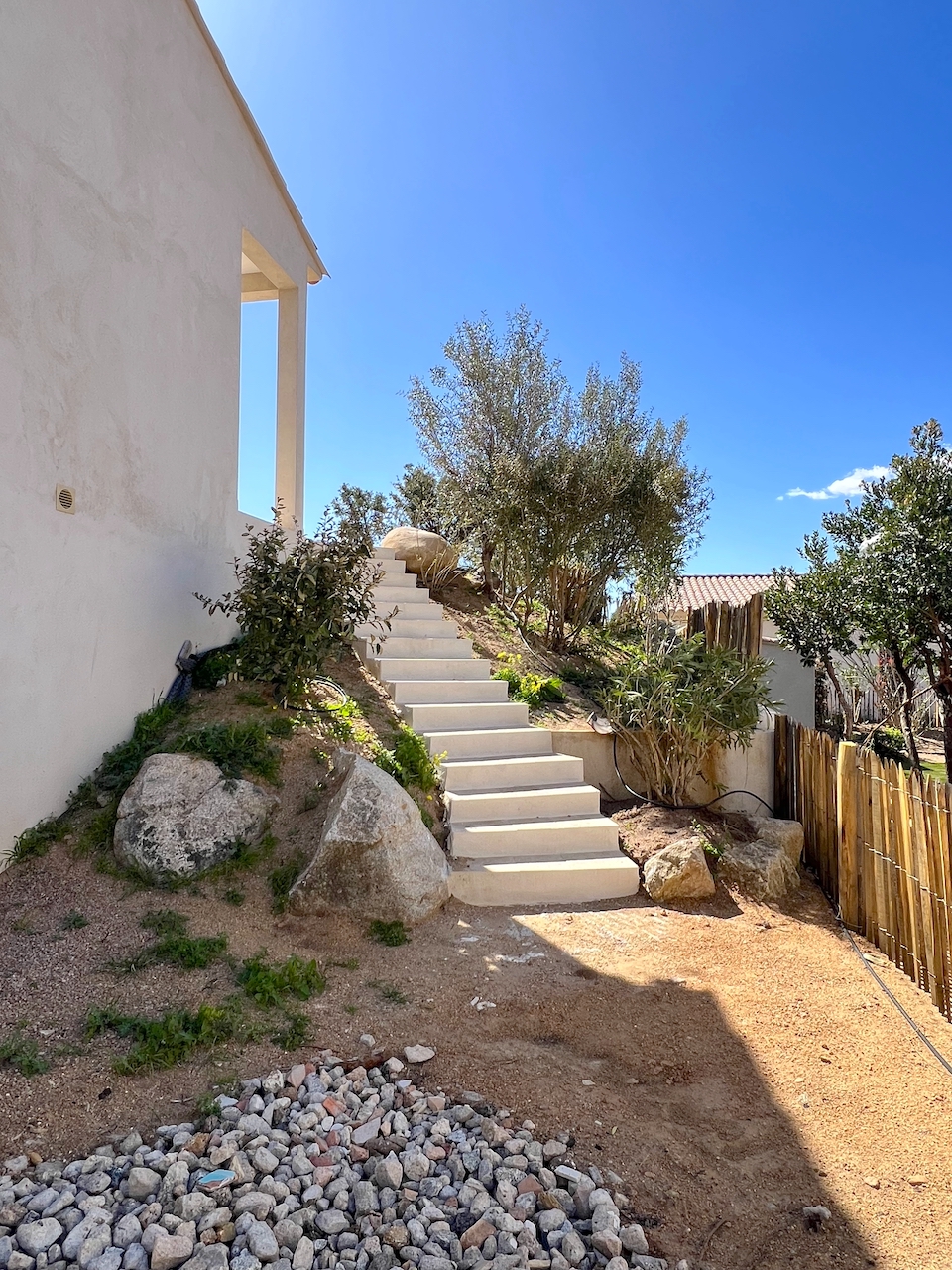 Ste Lucie de porto-Vecchio, à moins de 2 min. de la plage de Fautéa: VILLA T-4 NEUVE avec NIVEAU GARAGE + PISCINE 8x4 sur terrain clos et aménagé.