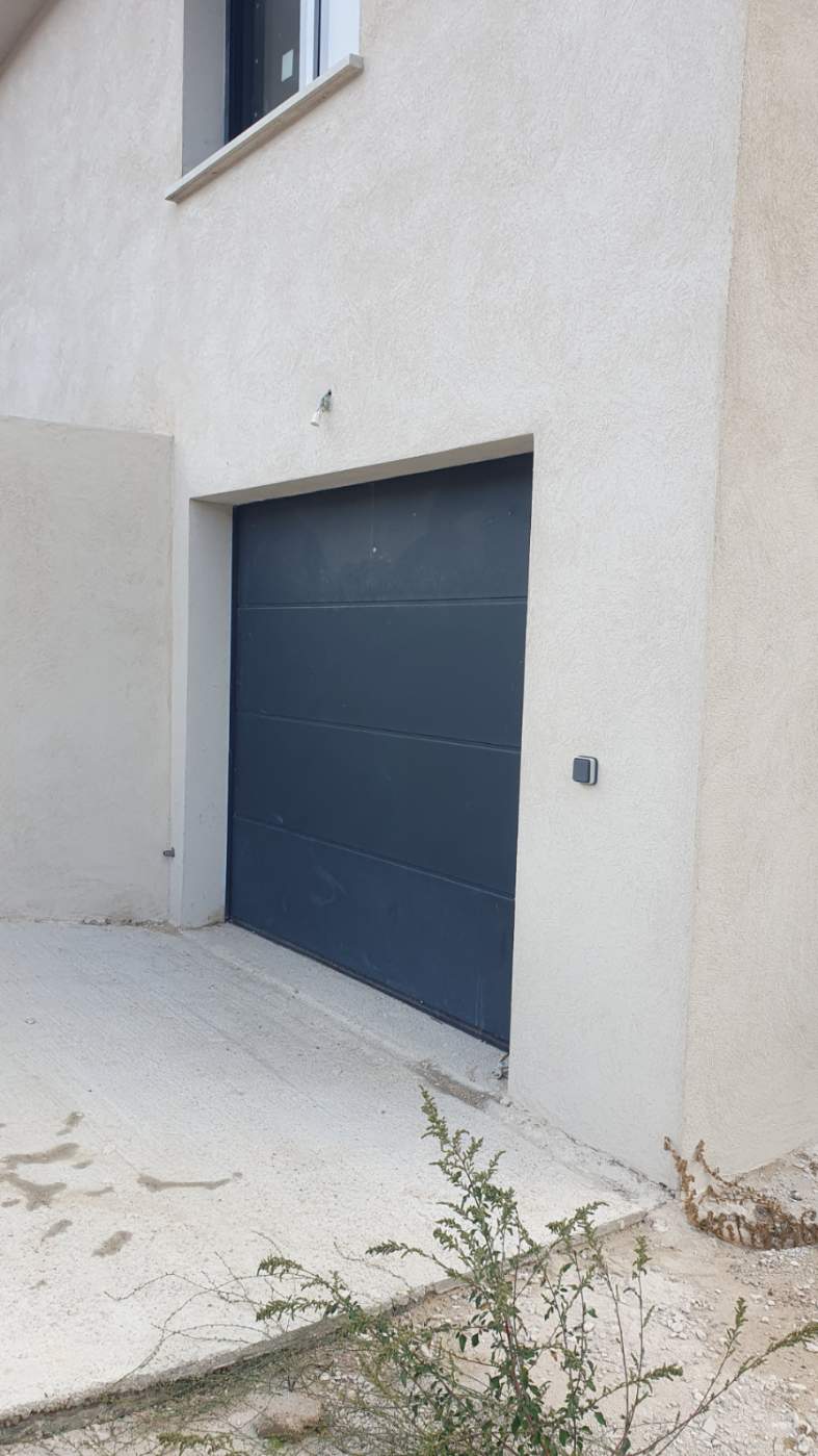 Ste Lucie de porto-Vecchio, à moins de 2 min. de la plage de Fautéa: VILLA T-4 NEUVE avec NIVEAU GARAGE + PISCINE 8x4 sur terrain clos et aménagé.