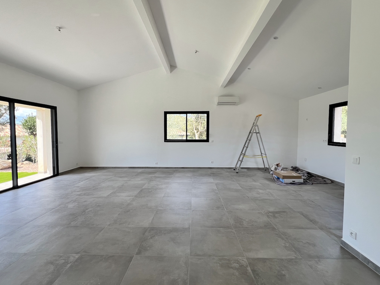 Ste Lucie de porto-Vecchio, à moins de 2 min. de la plage de Fautéa: VILLA T-4 NEUVE avec NIVEAU GARAGE + PISCINE 8x4 sur terrain clos et aménagé.