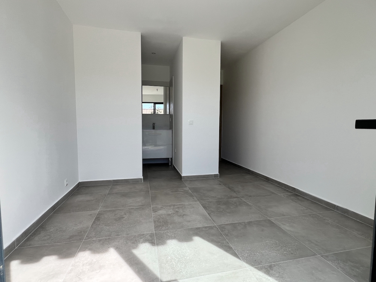 Ste Lucie de porto-Vecchio, à moins de 2 min. de la plage de Fautéa: VILLA T-4 NEUVE avec NIVEAU GARAGE + PISCINE 8x4 sur terrain clos et aménagé.