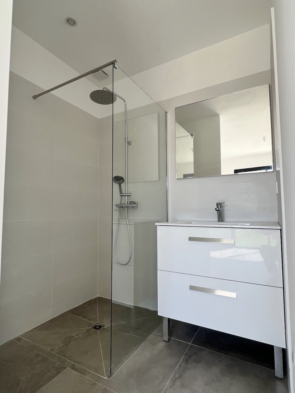 Ste Lucie de porto-Vecchio, à moins de 2 min. de la plage de Fautéa: VILLA T-4 NEUVE avec NIVEAU GARAGE + PISCINE 8x4 sur terrain clos et aménagé.