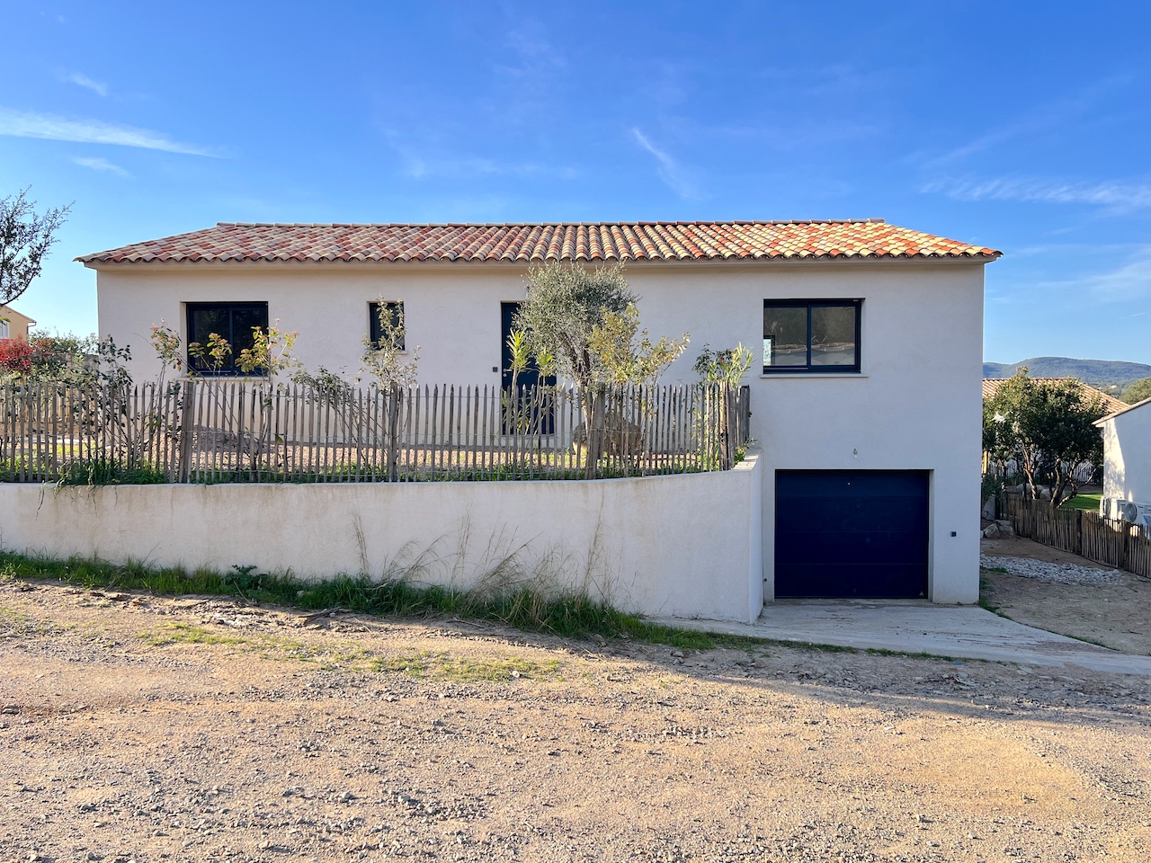 Ste Lucie de porto-Vecchio, à moins de 2 min. de la plage de Fautéa: VILLA T-4 NEUVE avec NIVEAU GARAGE + PISCINE 8x4 sur terrain clos et aménagé.