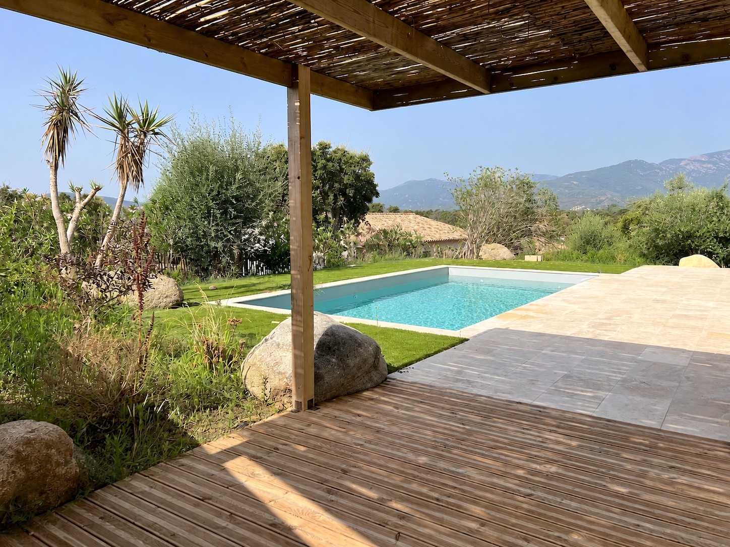 Ste Lucie de porto-Vecchio, à moins de 2 min. de la plage de Fautéa: VILLA T-4 NEUVE avec NIVEAU GARAGE + PISCINE 8x4 sur terrain clos et aménagé.