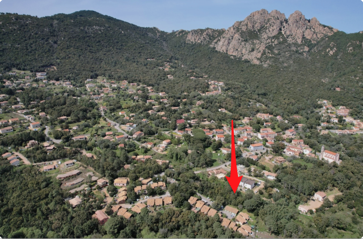 Conca village (centre), à moins de 10 min. du centre de Ste Lucie de Porto-Vecchio, 18 minutes des plages de Pinarello ou de Favone: Terrain à bâtir avec C-U OPÉRATIONNEL PURGÉ pour construction d'une maison individuelle.