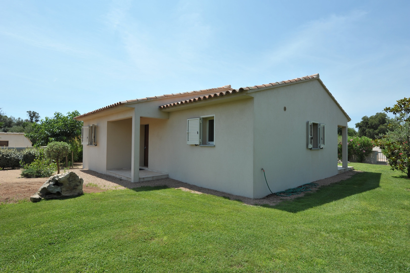 Entre Ste Lucie de Porto-Vecchio et Fautéa: Villa type 3 NEUVE avec option piscine possible.