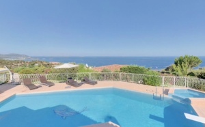 Propriété Domaine de PUNTA D'ORO (sur les hauteurs de Palombaggia/Santa Giulia): À 600m. à pied de sa plage privée, Propriété 13 pièces comprenant Villa T-7 SUPERBE VUE MER PANORAMIQUE À 180° avec PISCINE et JACUZZI + 2 T-3 indépendants.