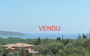 Pinarello, à 750 m. de la PLAGE A PIEDS et bénéficiant d'une SUPERBE VUE MER: VILLA CONTEMPORAINE NEUVE T-5 en PIERRE ET BOIS avec PISCINE.