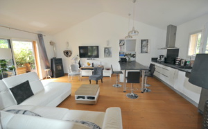 Porto-Vecchio Centre à pied, dans secteur calme et résidentiel: APPARTEMENT T-4 lumineux et en PARFAIT ÉTAT (récemment rénové).