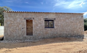 Idéalement placée entre St Cyprien et Pinarello, BERGERIE T-3 avec PISCINE et CUISINE d'ÉTÉ.