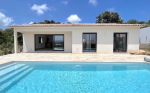 Ste Lucie de porto-Vecchio, à moins de 2 min. de la plage de Fautéa: VILLA T-4 NEUVE avec NIVEAU GARAGE + PISCINE sur terrain clos et aménagé.