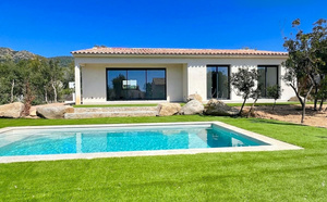 Ste Lucie de porto-Vecchio, à moins de 2 min. de la plage de Fautéa: VILLA T-4 NEUVE + PISCINE sur terrain clos et paysagé.