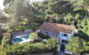 RARE. AJACCIO CENTRE, Parc Berthault: Dans QUARTIER RÉSIDENTIEL TRÈS RECHERCHÉ et à 300m. à pied de la plage et de tous commerces, MAISON DE VILLE AVEC PISCINE SUR TERRAIN ARBORÉ ET PAYSAGÉ.