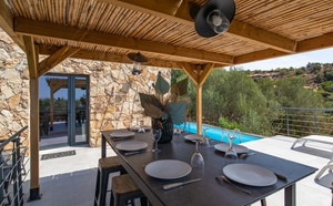 Dominant les plages de Santa Giulia et Palombaggia: BERGERIE RÉNOVÉE VUE MER entièrement meublée et équipée avec TERRASSE/PERGOLA et PISCINE, DOUBLE CARPORT.