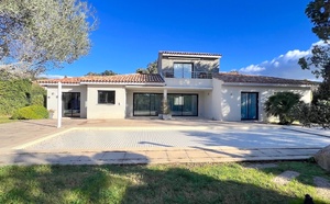 Marina di Fiori, à moins de 500m. de la plage: Villa T-6 avec PISCINE 12X4, JACUZZI et POOL-HOUSE/SALLE DE SPORT.