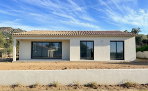 Copie de Ste Lucie de porto-Vecchio, à moins de 2 min. de la plage de Fautéa: VILLA T-4 NEUVE de plain-pied sur terrain clos et aménagé, PISCINABLE.