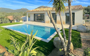 Ste Lucie de porto-Vecchio, à moins de 2 min. de la plage de Fautéa: VILLA T-4 NEUVE avec NIVEAU GARAGE + PISCINE 8x4 sur terrain clos et aménagé.