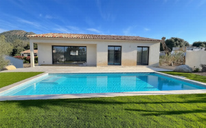 Ste Lucie de porto-Vecchio, à moins de 2 min. de la plage de Fautéa: VILLA T-4 NEUVE avec NIVEAU GARAGE + PISCINE 8x4 sur terrain clos et aménagé.